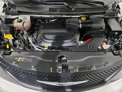 Used 2024 Chrysler Voyager LX image 11