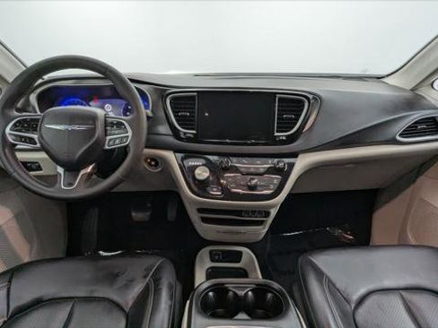 Used 2023 Chrysler Pacifica Touring-L FWD image 26