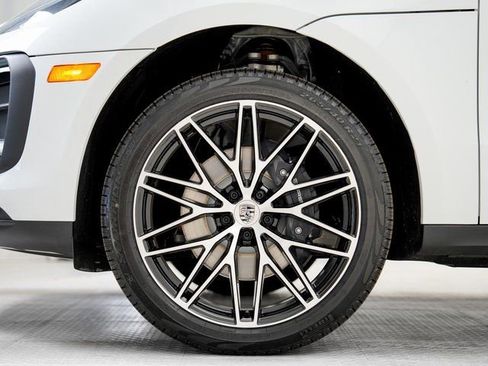 Used 2025 Porsche Macan image 31