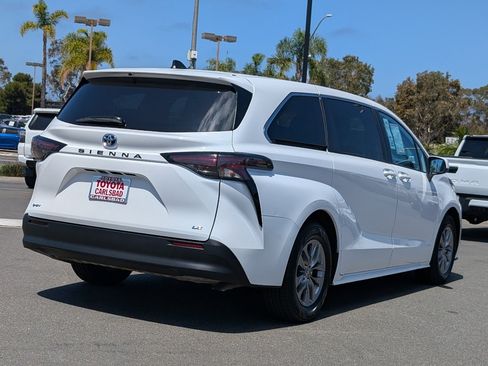 Used 2025 Toyota Sienna LE FWD image 14