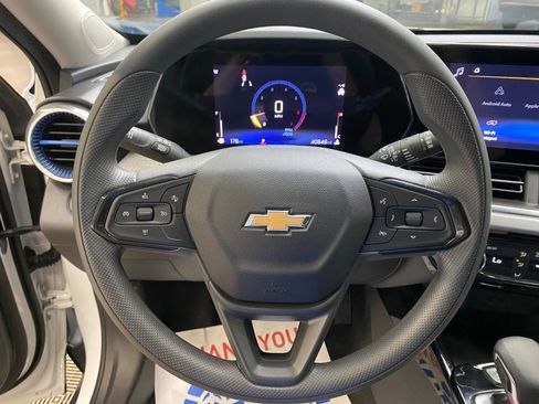 Used 2025 Chevrolet Trax LT FWD image 26