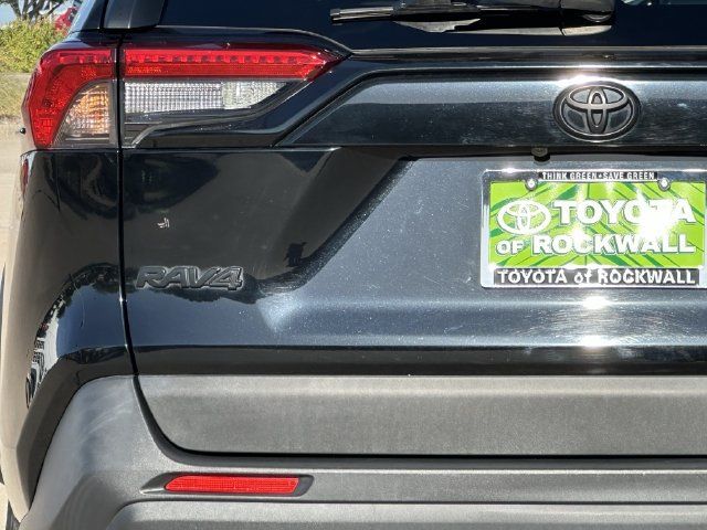 Used 2020 Toyota RAV4 XLE Premium FWD image 5