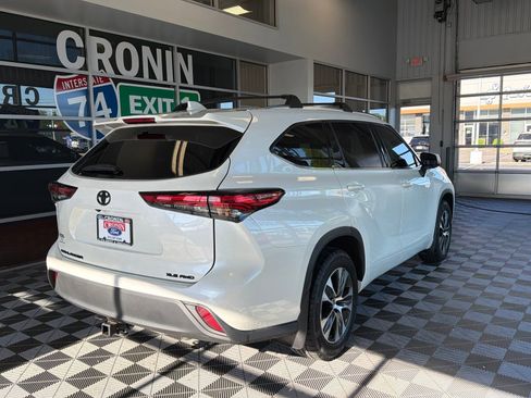 Used 2021 Toyota Highlander XLE AWD/4WD image 6