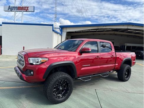 Used 2017 Toyota Tacoma TRD Off-Road image 2