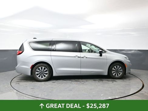 Used 2024 Chrysler Pacifica Limited FWD image 2
