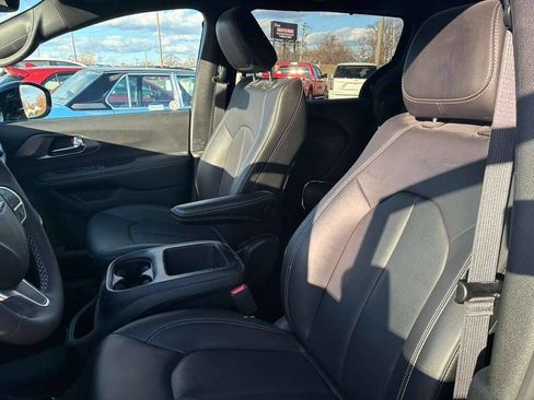 Used 2025 Chrysler Pacifica Select image 9