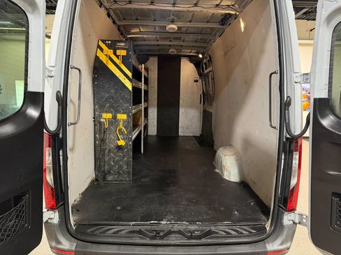Used 2022 Mercedes-Benz Sprinter 2500 image 24