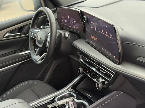 Used 2025 Chevrolet Traverse LT image 41