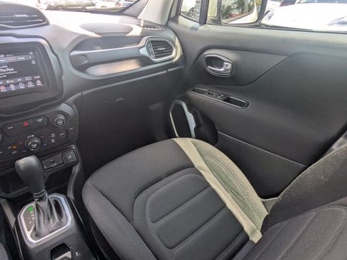 Used 2018 Jeep Renegade Latitude FWD image 15