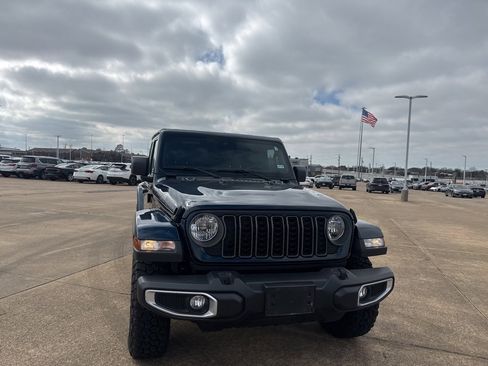 Used 2025 Jeep Gladiator Sport image 3