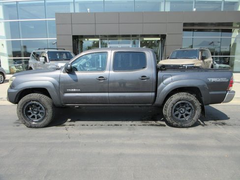 Used 2012 Toyota Tacoma 4x4 Double Cab w/ TRD Off-Road Pkg image 4