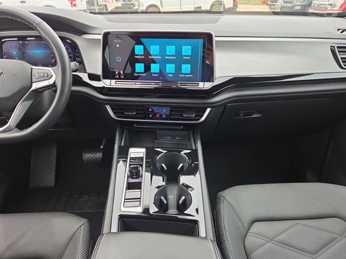 Used 2024 Volkswagen Atlas Cross Sport SE FWD image 23