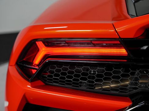 Used 2020 Lamborghini Huracan EVO RWD image 23