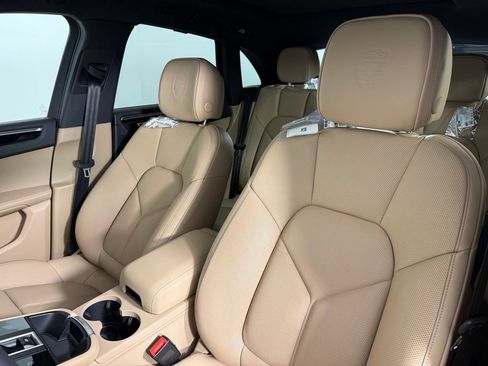 New 2026 Porsche Macan AWD/4WD image 5