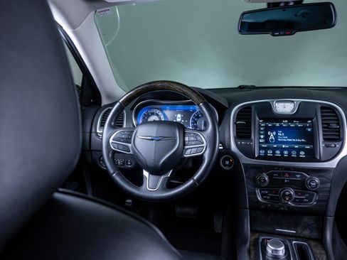 Used 2018 Chrysler 300 Limited image 12