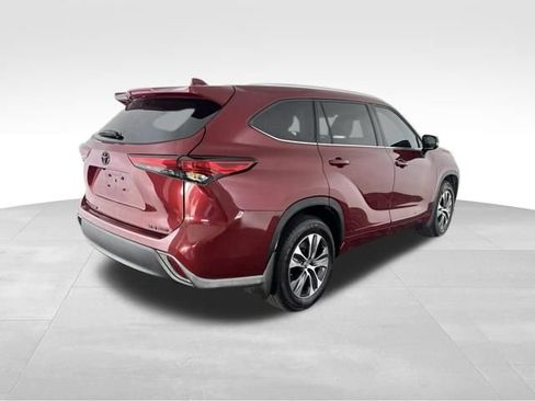Used 2022 Toyota Highlander XLE AWD/4WD image 6