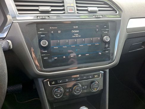 Used 2019 Volkswagen Tiguan SE w/ Panoramic Sunroof Package AWD/4WD image 14