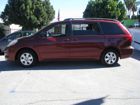 Used 2007 Toyota Sienna CE image 1