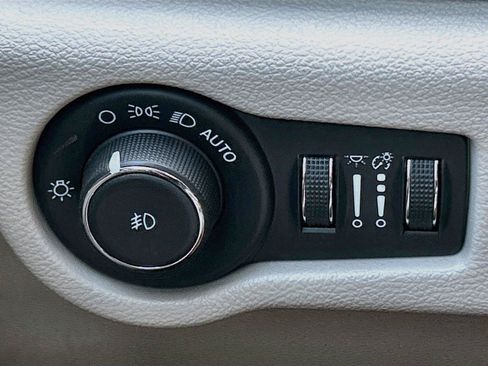 Used 2024 Chrysler Pacifica Touring-L FWD image 35