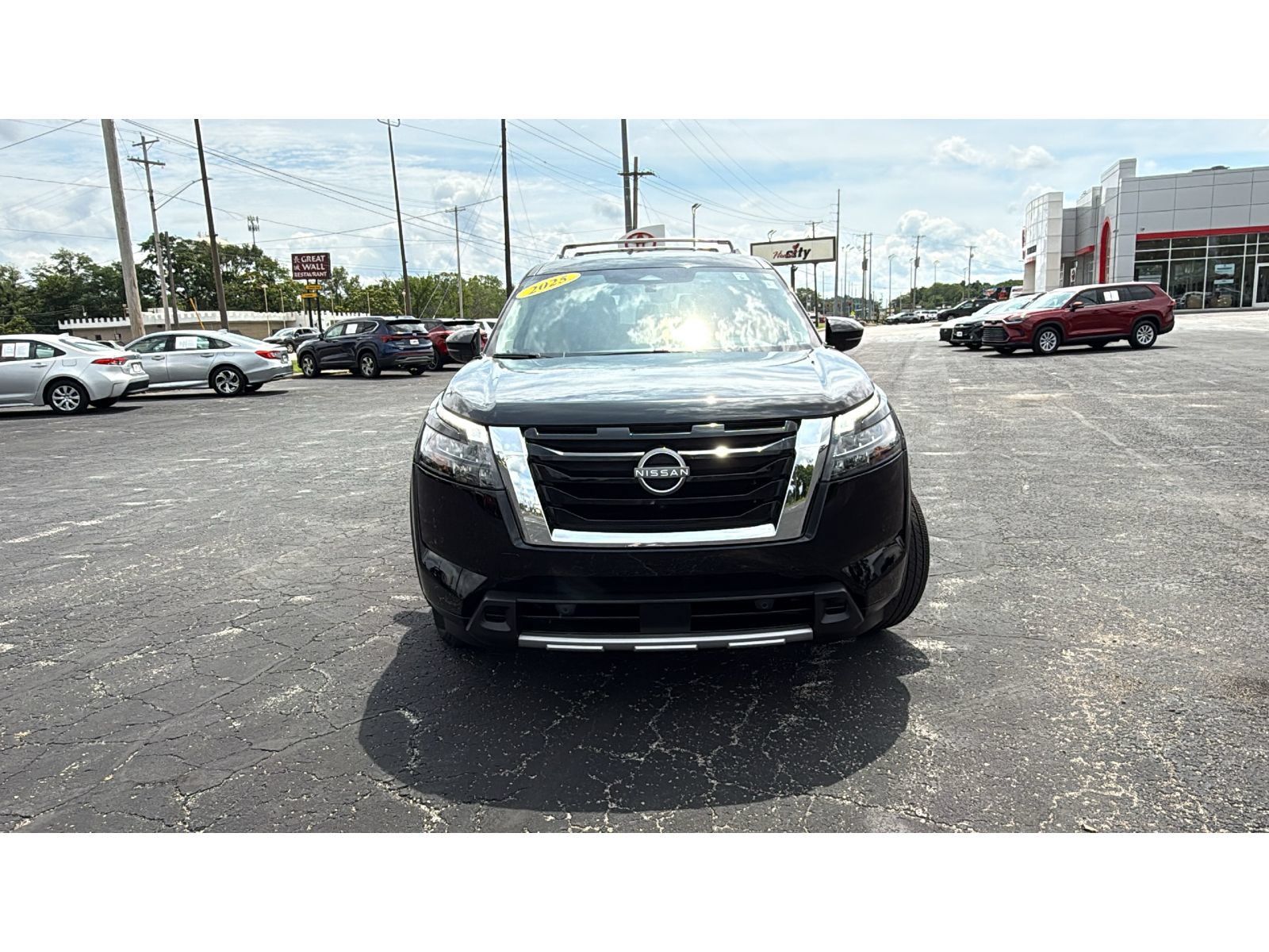 Used 2025 Nissan Pathfinder Platinum AWD/4WD image 2