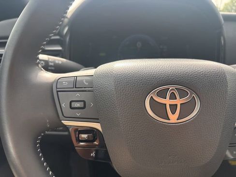 Used 2025 Toyota Camry SE FWD image 13