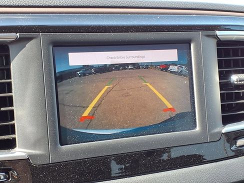 Used 2022 Chrysler Voyager LX image 5