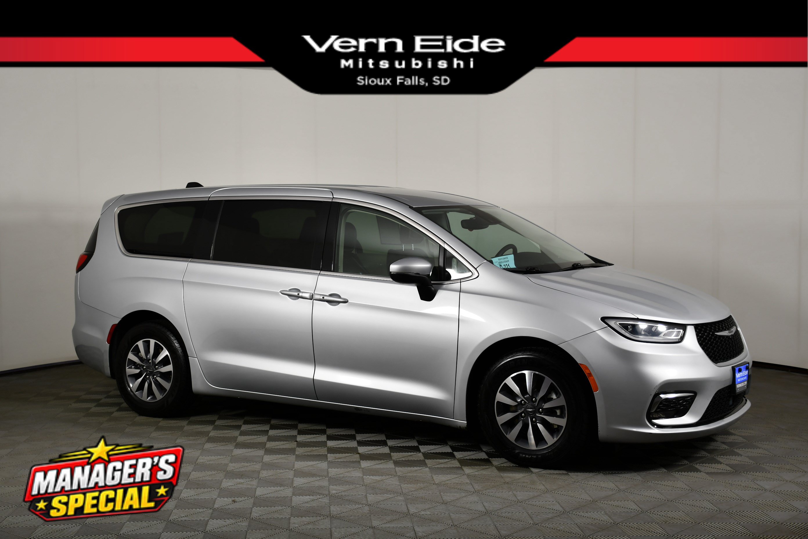 Used 2023 Chrysler Pacifica Touring-L FWD image 1
