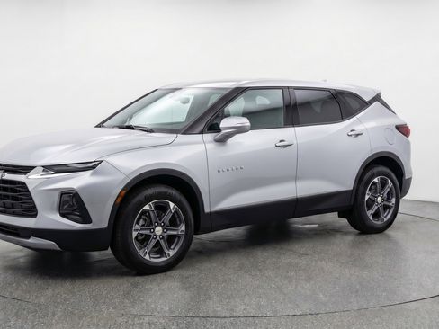 Used 2025 Chevrolet Blazer LT image 3