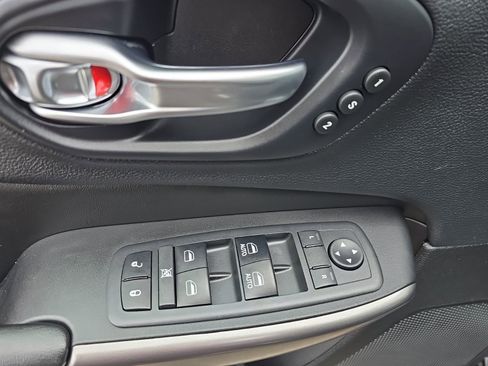 Used 2019 Jeep Cherokee Limited image 16