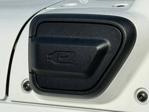Used 2022 Jeep Wrangler Unlimited Sahara w/ Cold Weather Group AWD/4WD image 13