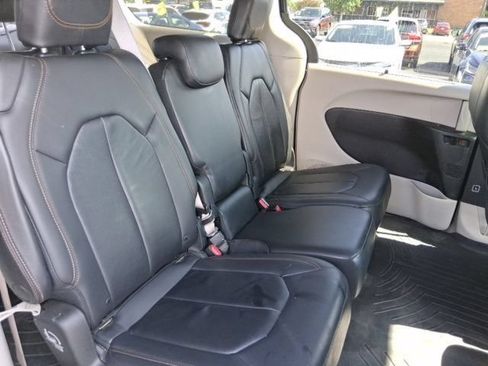 Used 2017 Chrysler Pacifica Touring-L w/ Tire & Wheel Group FWD image 13