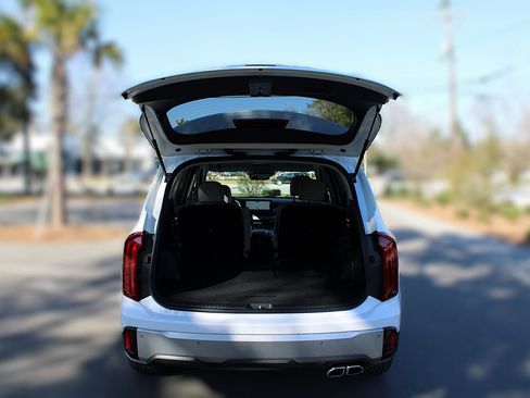 New 2025 Kia Telluride S image 9