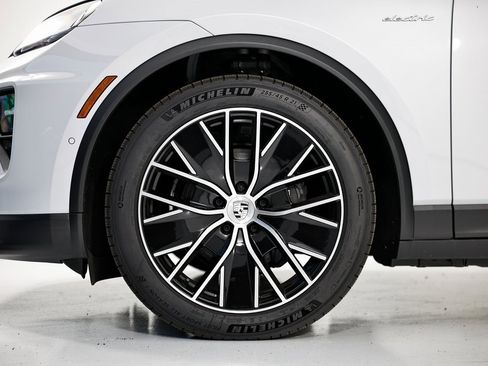 New 2025 Porsche Macan Electric image 12