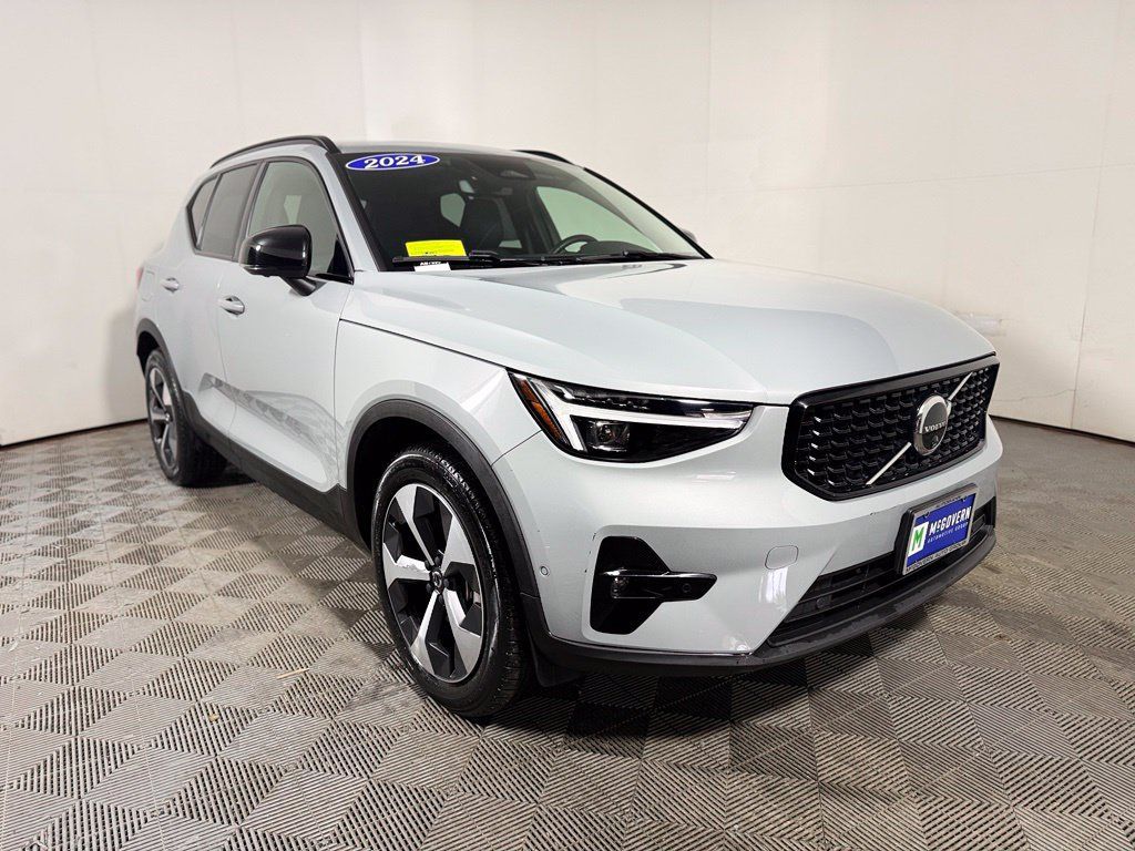 Used 2024 Volvo XC40 B5 Plus w/ Protection Package Premier AWD/4WD image 9