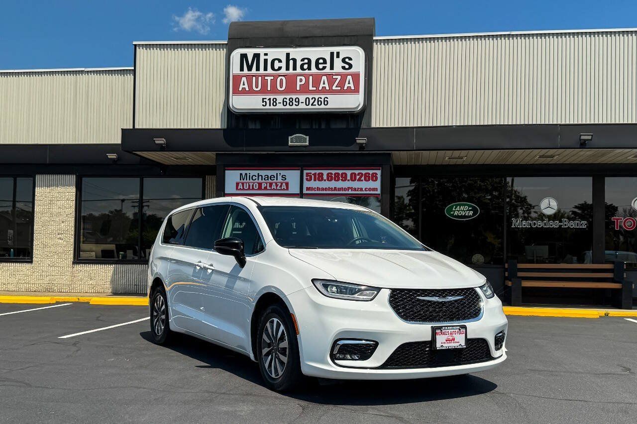 Used 2024 Chrysler Pacifica Limited FWD image 2