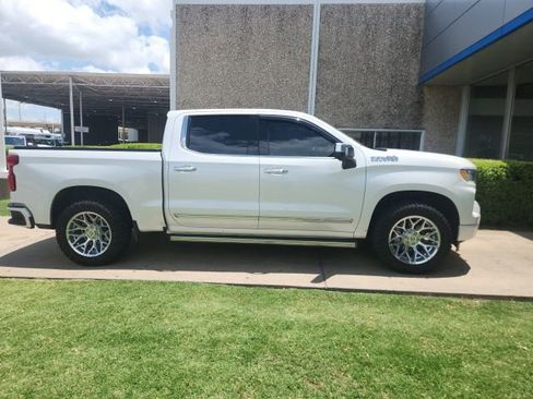 Used 2023 Chevrolet Silverado 1500 High Country w/ High Country Premium Package AWD/4WD image 4