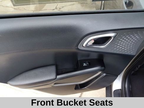 Used 2023 Kia Soul LX w/ LX Technology Package FWD image 11