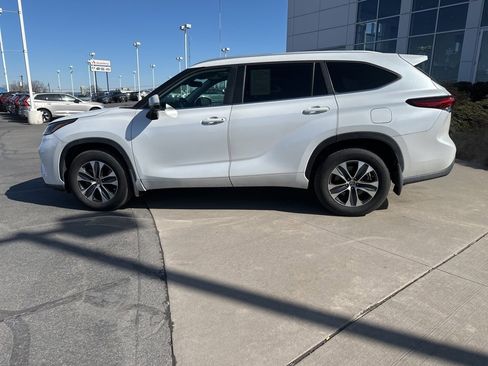 Used 2023 Toyota Highlander XLE image 8