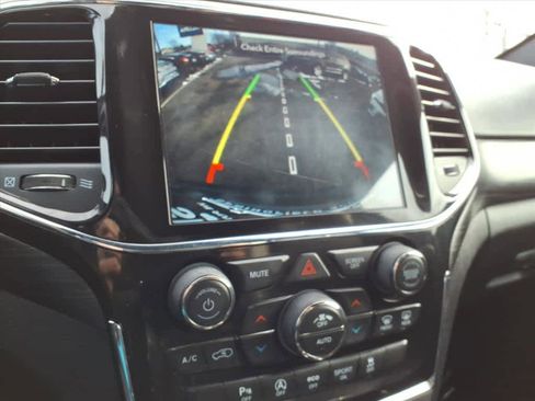 Used 2021 Jeep Grand Cherokee Laredo X image 18