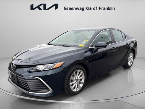 Used 2021 Toyota Camry LE image 3