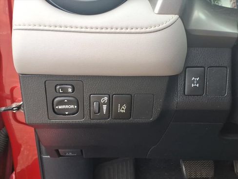 Used 2017 Toyota RAV4 XLE AWD/4WD image 20