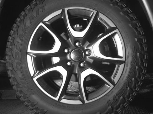 Used 2025 Jeep Compass Trailhawk image 15