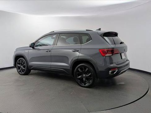 Used 2023 Volkswagen Taos SE w/ Panoramic Sunroof Package FWD image 4