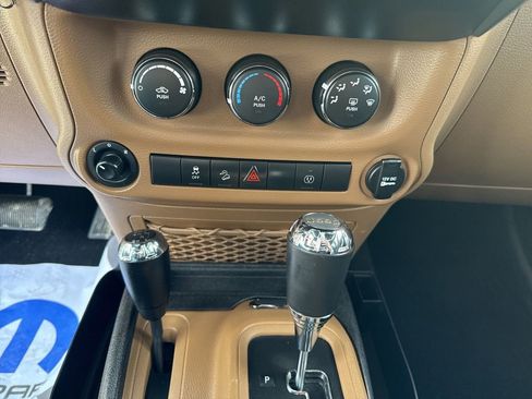 Used 2017 Jeep Wrangler Unlimited Rubicon w/ Connectivity Group image 17