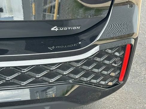 Certified 2025 Volkswagen Tiguan SE R-Line AWD/4WD image 15