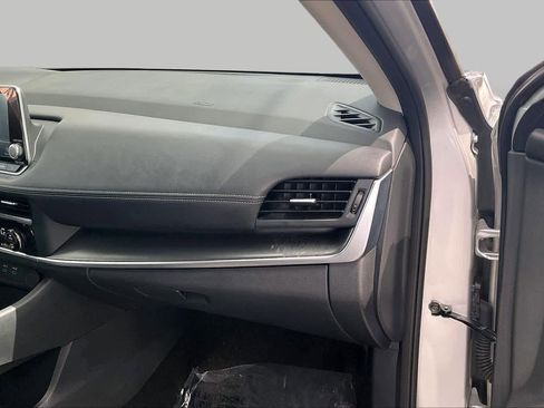 Used 2025 Nissan Rogue SV FWD image 19