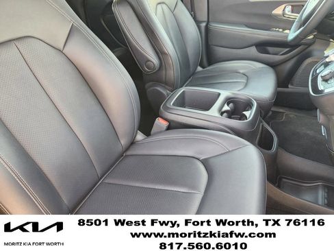 Used 2025 Chrysler Pacifica Select FWD image 13