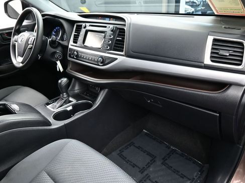 Used 2019 Toyota Highlander LE FWD image 42