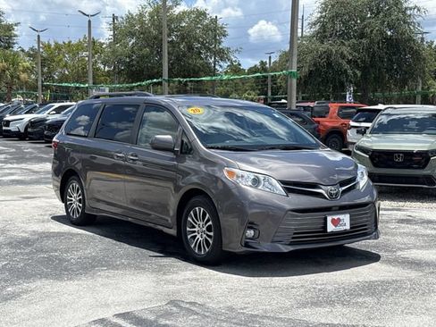 Used 2020 Toyota Sienna XLE FWD image 2