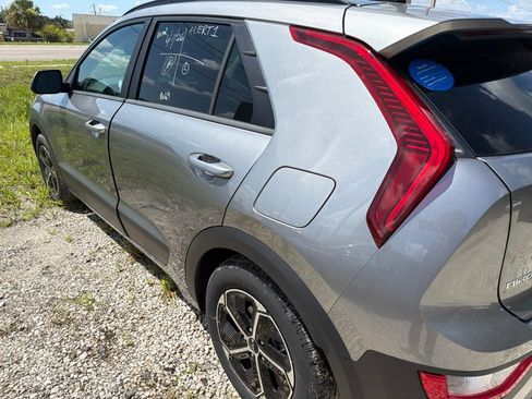 Used 2025 Kia Niro LX FWD image 7